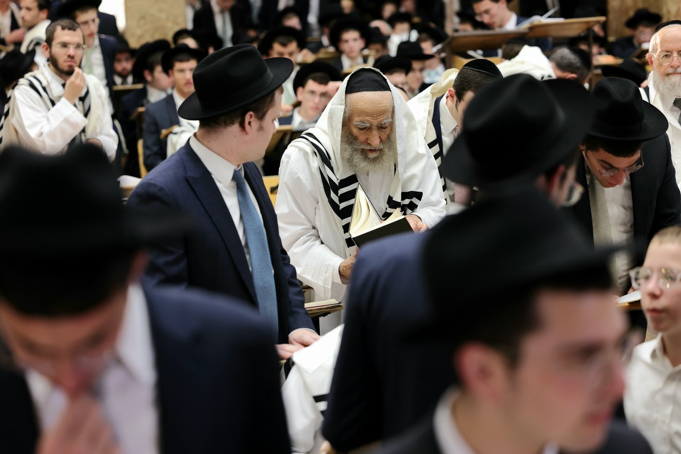 תפילת כל נדרי בישיבת פוניבז' | צילום: יעקב נחומי