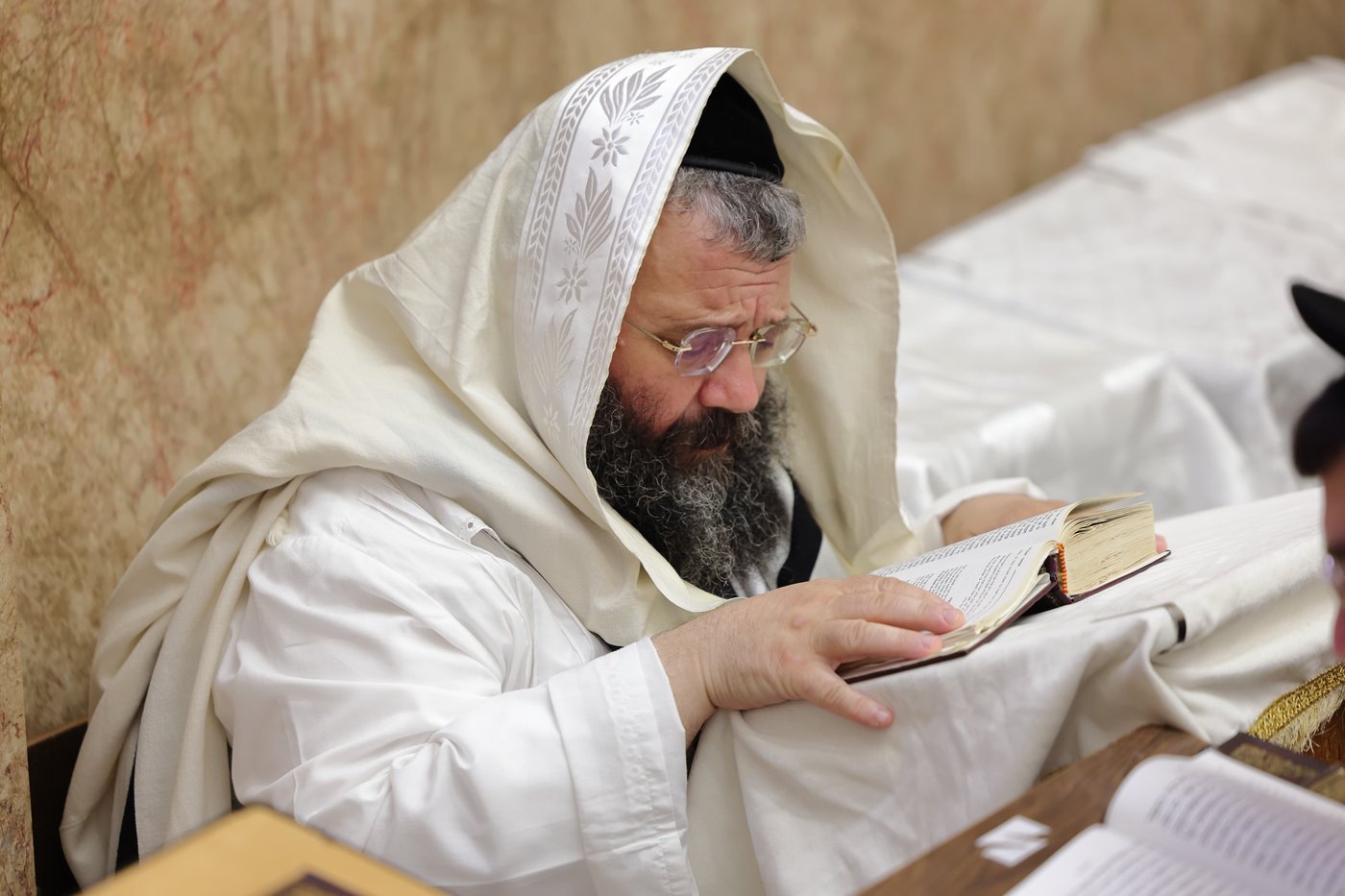 תפילת כל נדרי בישיבת פוניבז' | צילום: יעקב נחומי