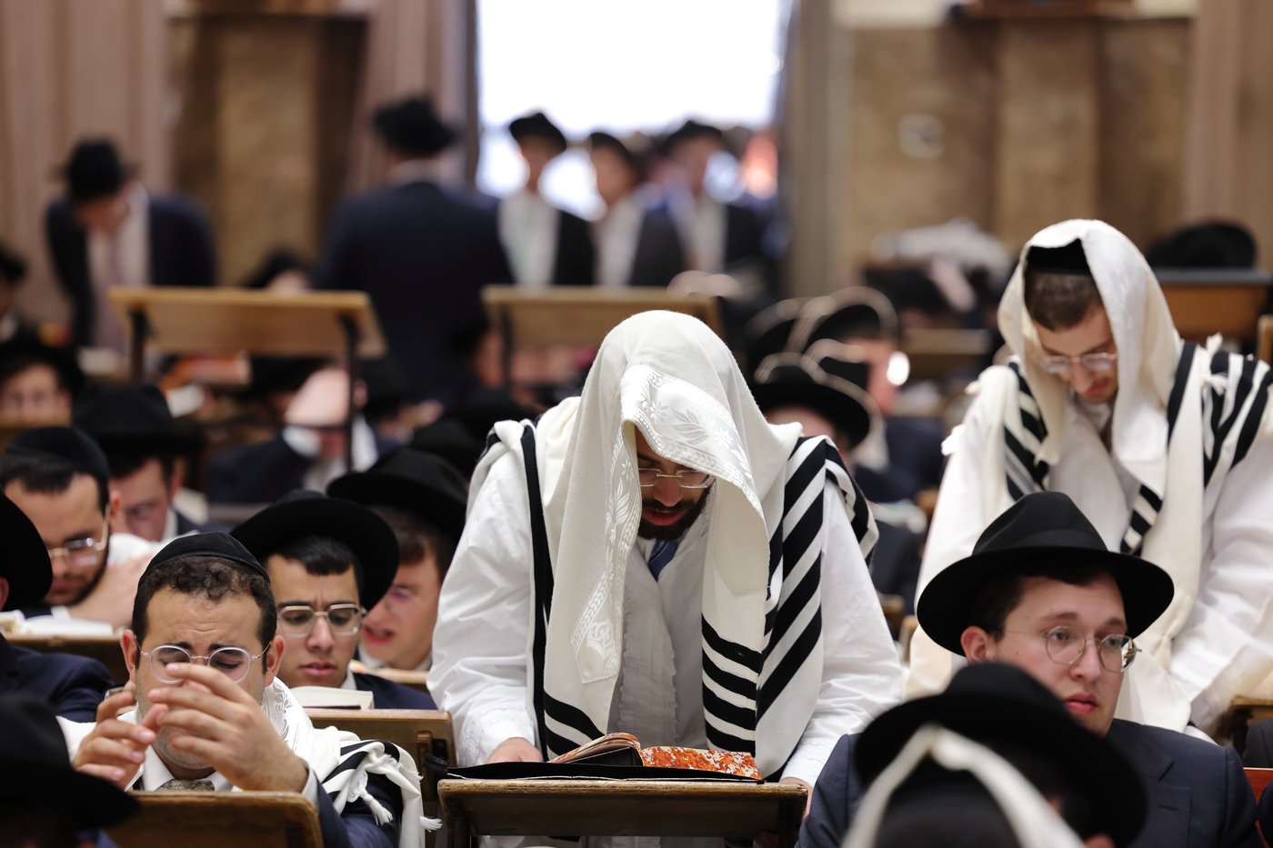 תפילת כל נדרי בישיבת פוניבז' | צילום: יעקב נחומי