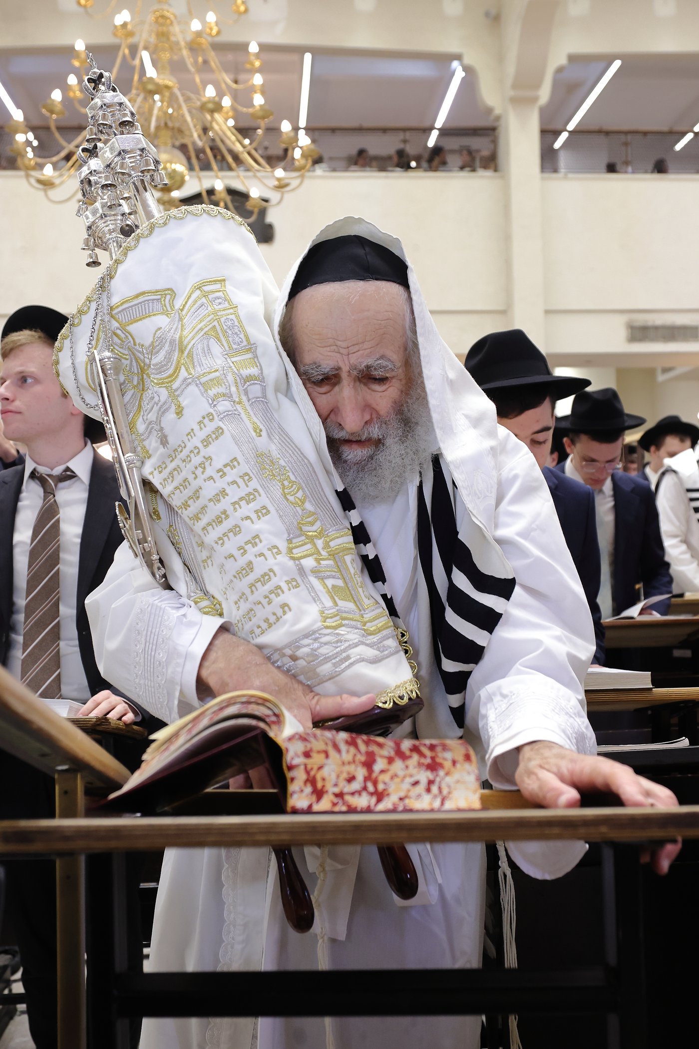 הגאון רבי שמואל מרקוביץ שליט"א בתפילת כל נדרי בישיבת פוניבז' | צילום: יעקב נחומי