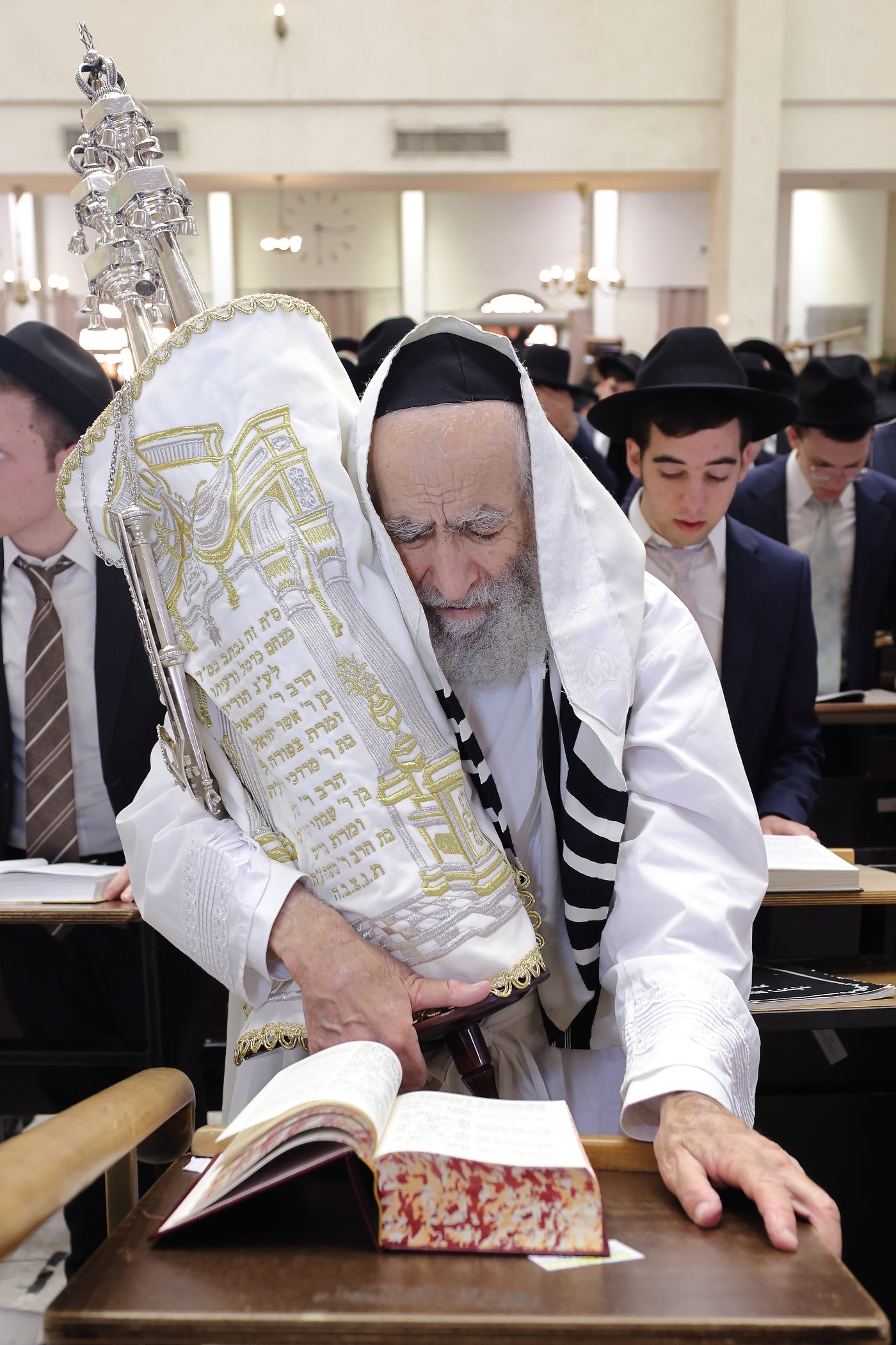 הגאון רבי שמואל מרקוביץ שליט"א בתפילת כל נדרי בישיבת פוניבז' | צילום: יעקב נחומי