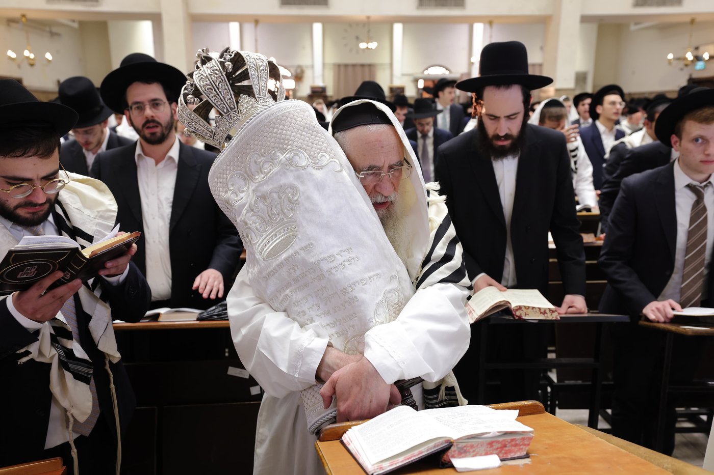 תפילת כל נדרי בישיבת פוניבז' | צילום: יעקב נחומי