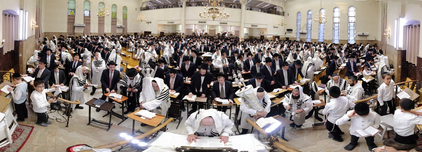 תפילת כל נדרי בישיבת פוניבז' | צילום: יעקב נחומי