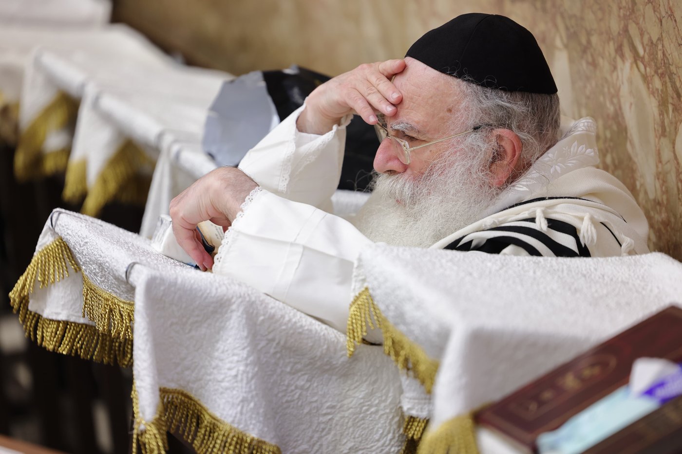תפילת כל נדרי בישיבת פוניבז' | צילום: יעקב נחומי