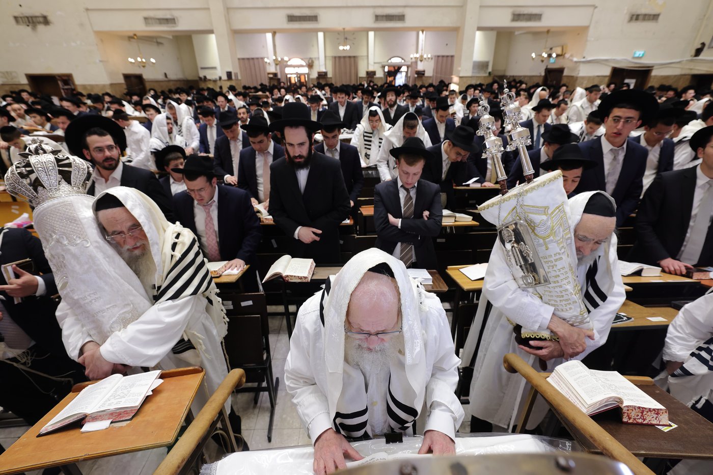 תפילת כל נדרי בישיבת פוניבז' | צילום: יעקב נחומי