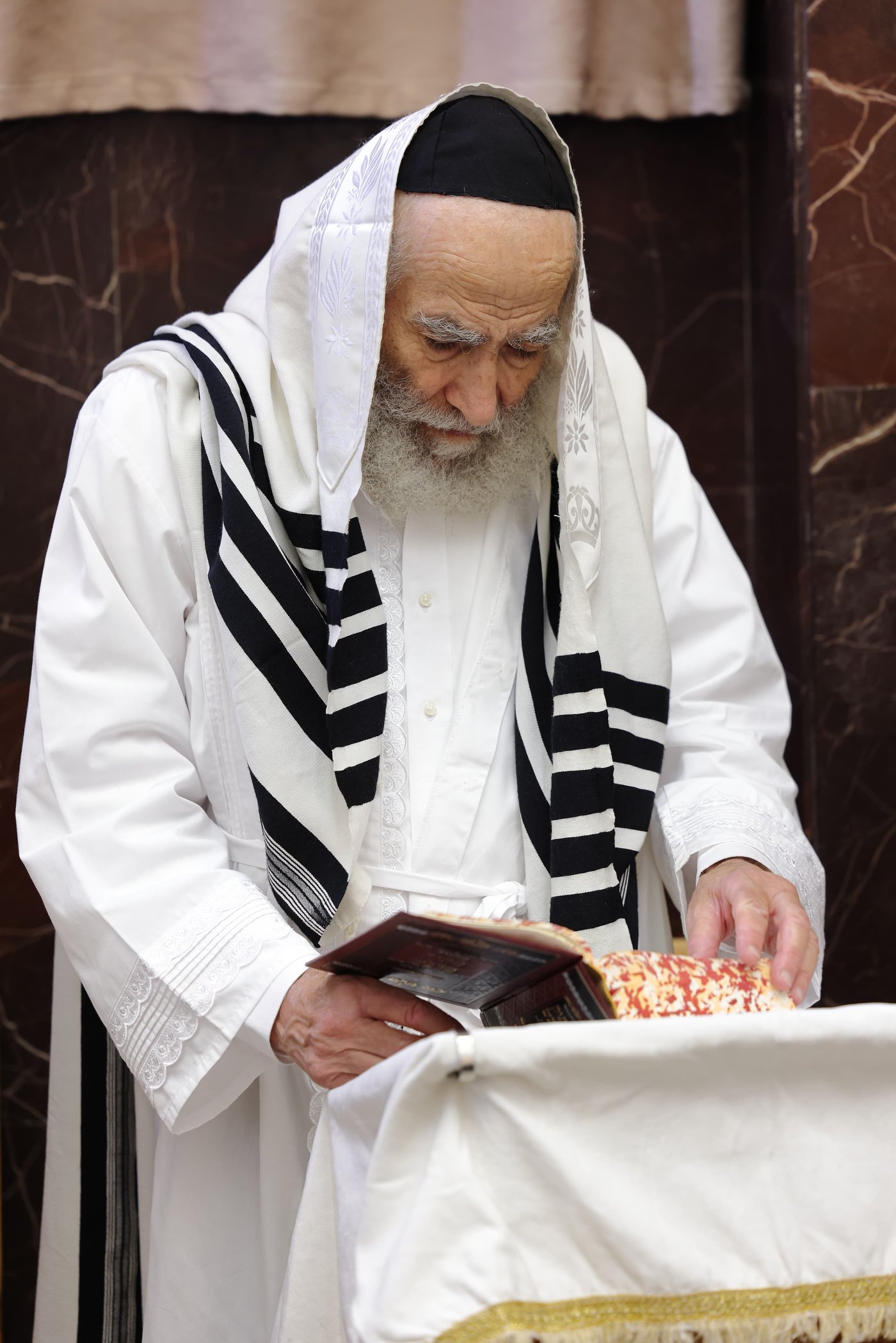 תפילת כל נדרי בישיבת פוניבז' | צילום: יעקב נחומי