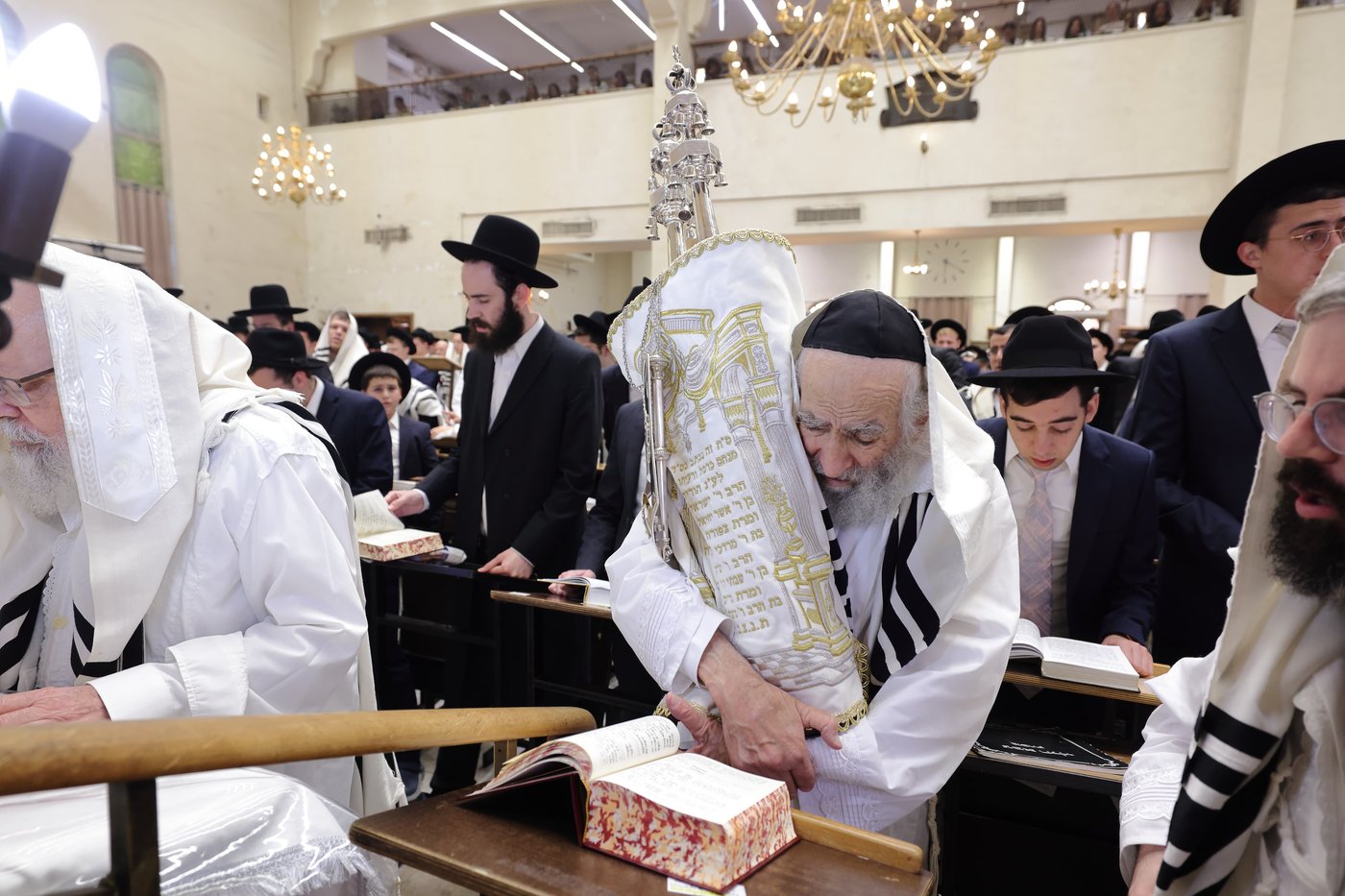 הגאון רבי שמואל מרקוביץ שליט"א בתפילת כל נדרי בישיבת פוניבז' | צילום: יעקב נחומי