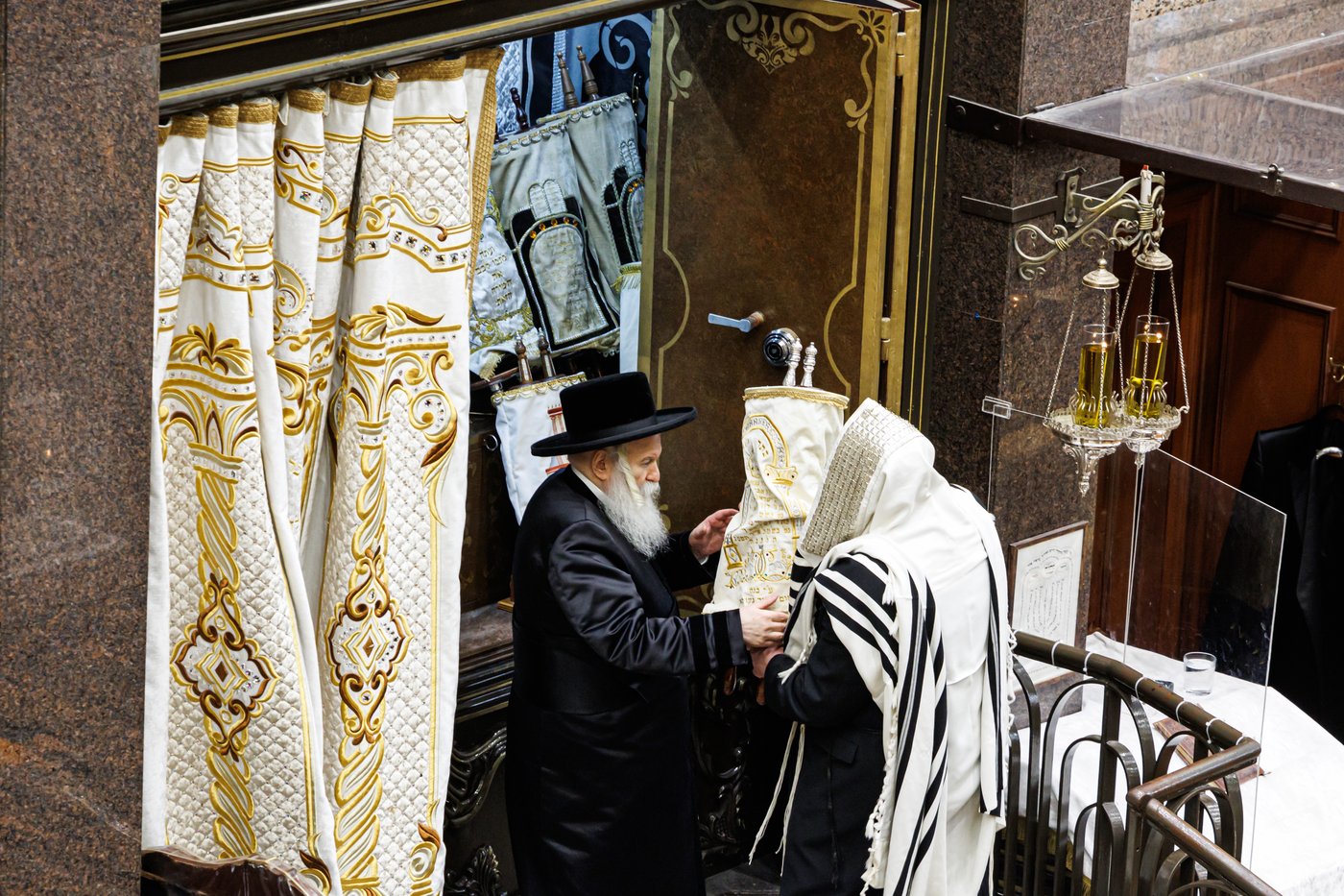 האדמו"ר מבאבוב שליט"א בקריאת הקורבנות | צילום: אחים לאנטשעווסקי