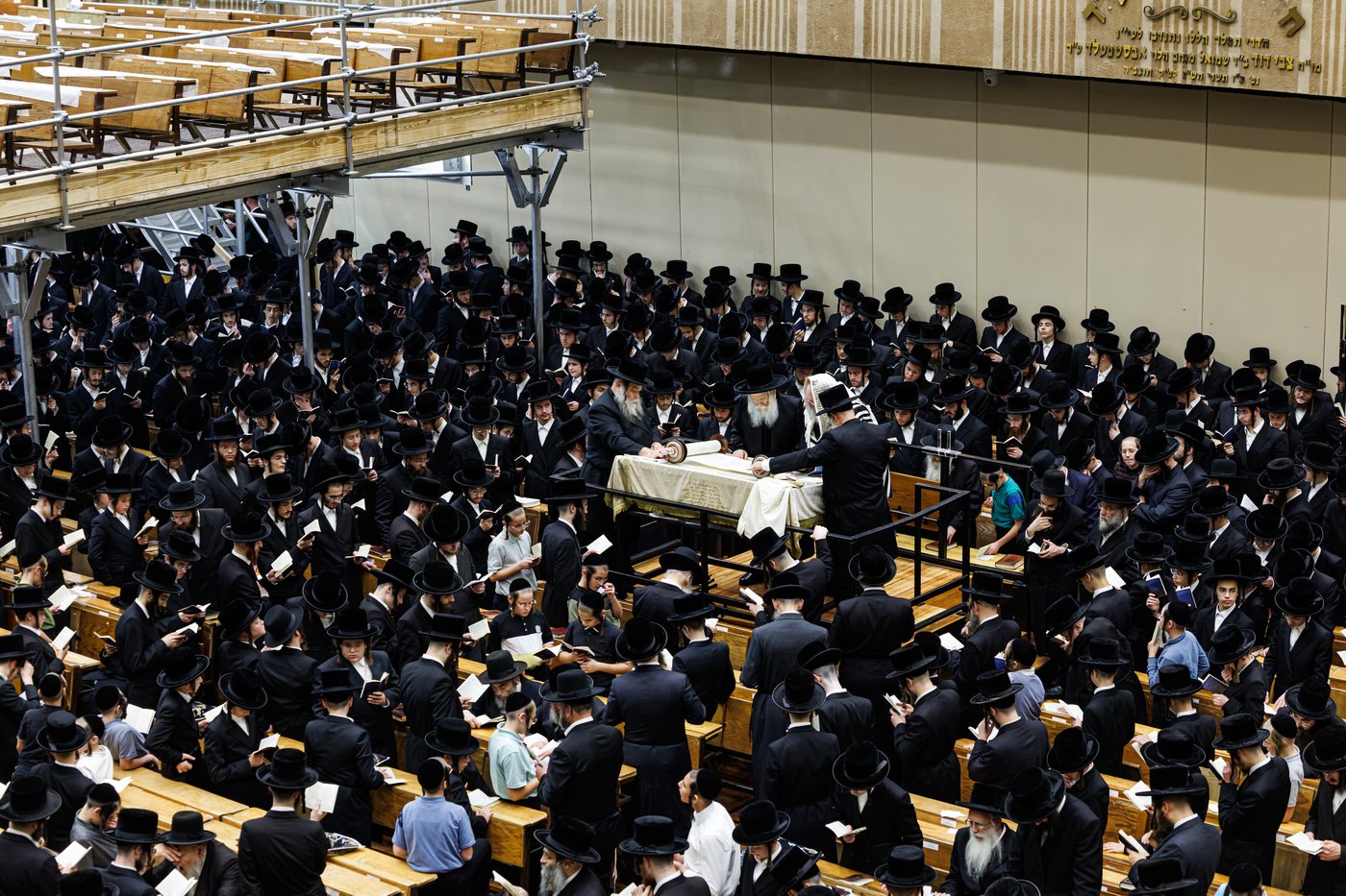 האדמו"ר מבאבוב שליט"א בקריאת הקורבנות | צילום: אחים לאנטשעווסקי