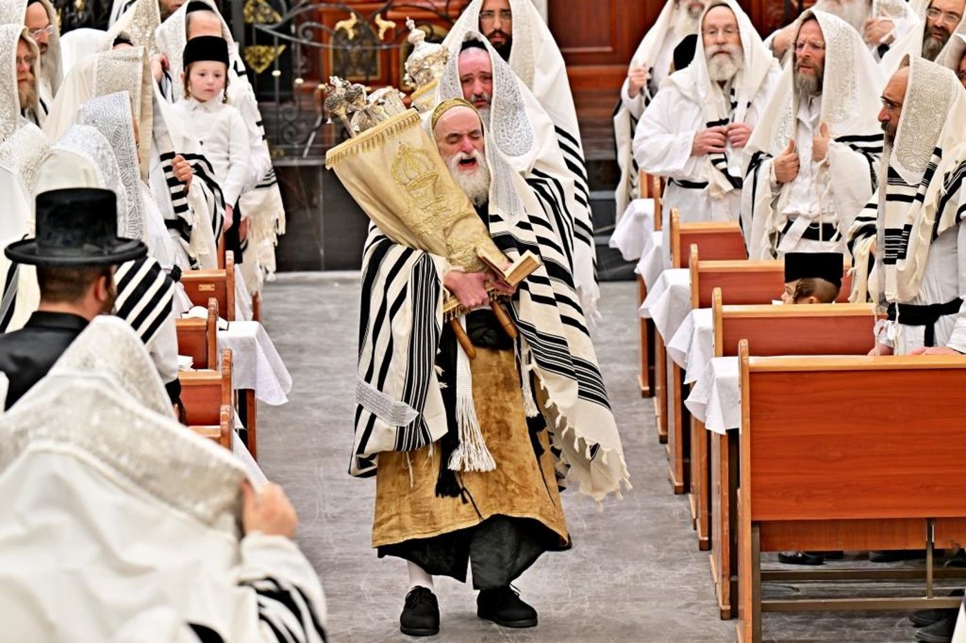 ערב ומוצאי יום הכיפורים בחצר הקודש ויז'ניץ