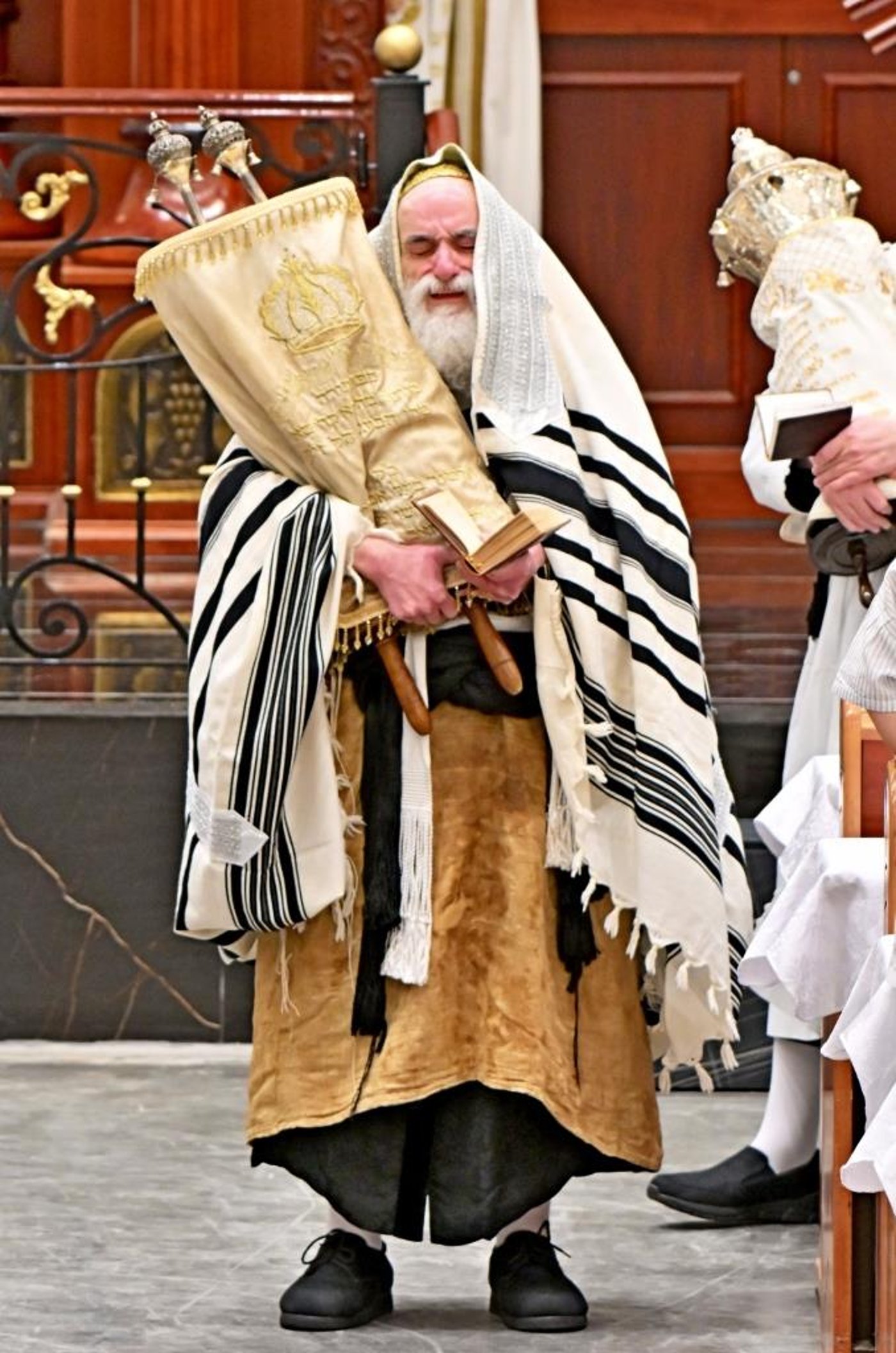 ערב ומוצאי יום הכיפורים בחצר הקודש ויז'ניץ