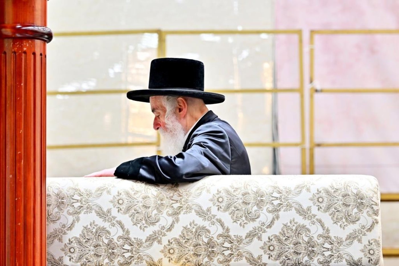 ערב ומוצאי יום הכיפורים בחצר הקודש ויז'ניץ