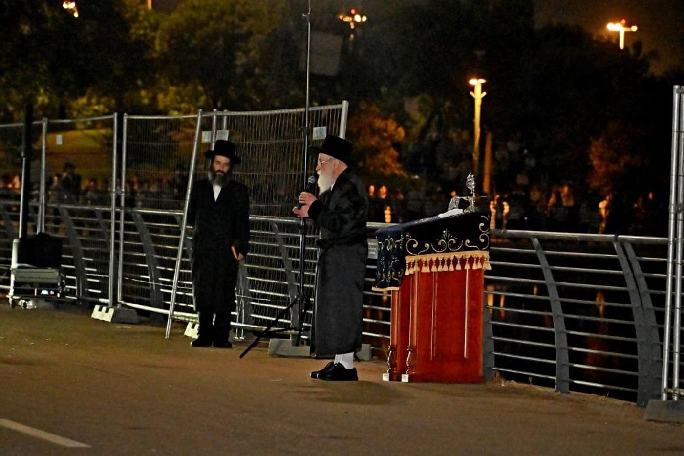 ערב ומוצאי יום הכיפורים בחצר הקודש ויז'ניץ