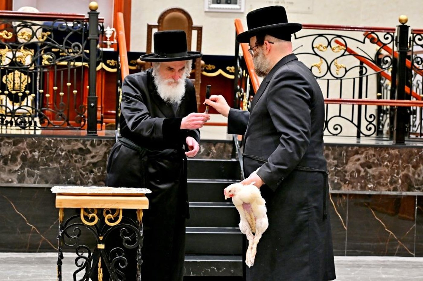 ערב ומוצאי יום הכיפורים בחצר הקודש ויז'ניץ