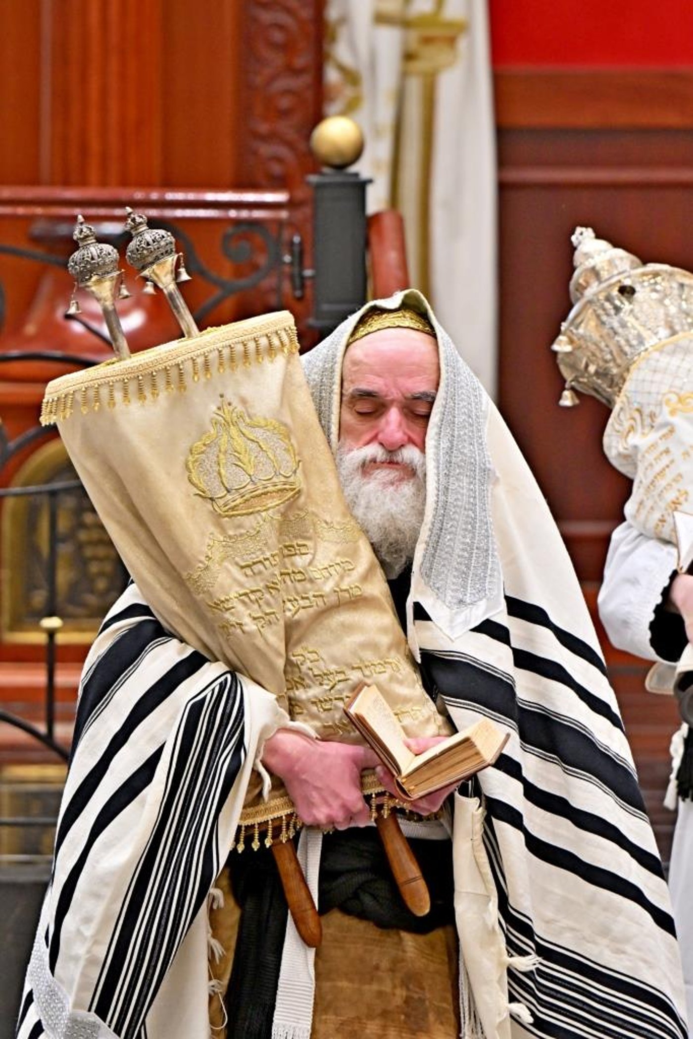ערב ומוצאי יום הכיפורים בחצר הקודש ויז'ניץ