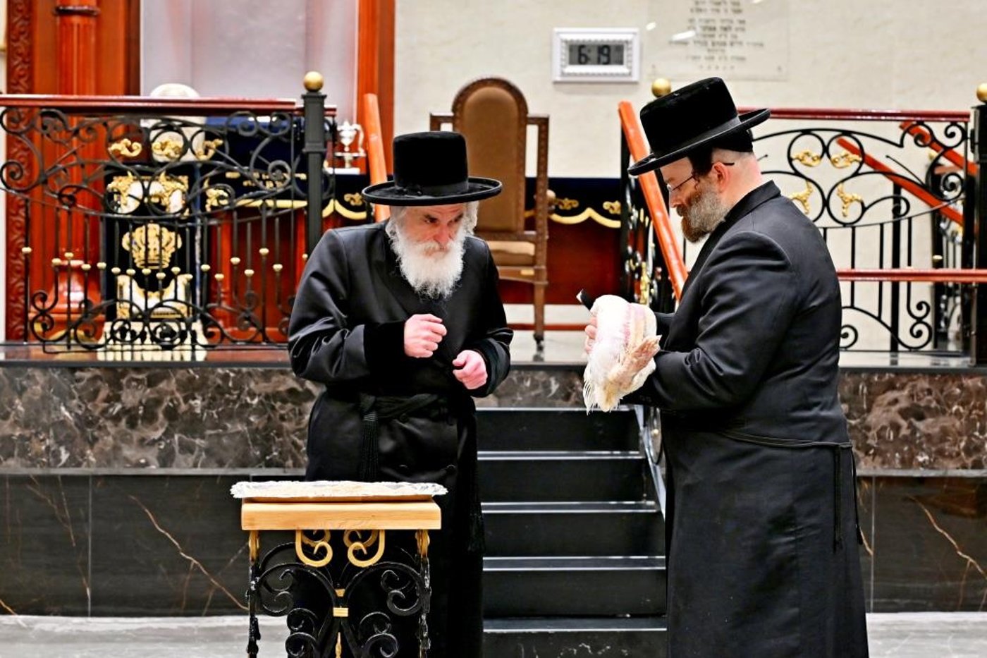 ערב ומוצאי יום הכיפורים בחצר הקודש ויז'ניץ