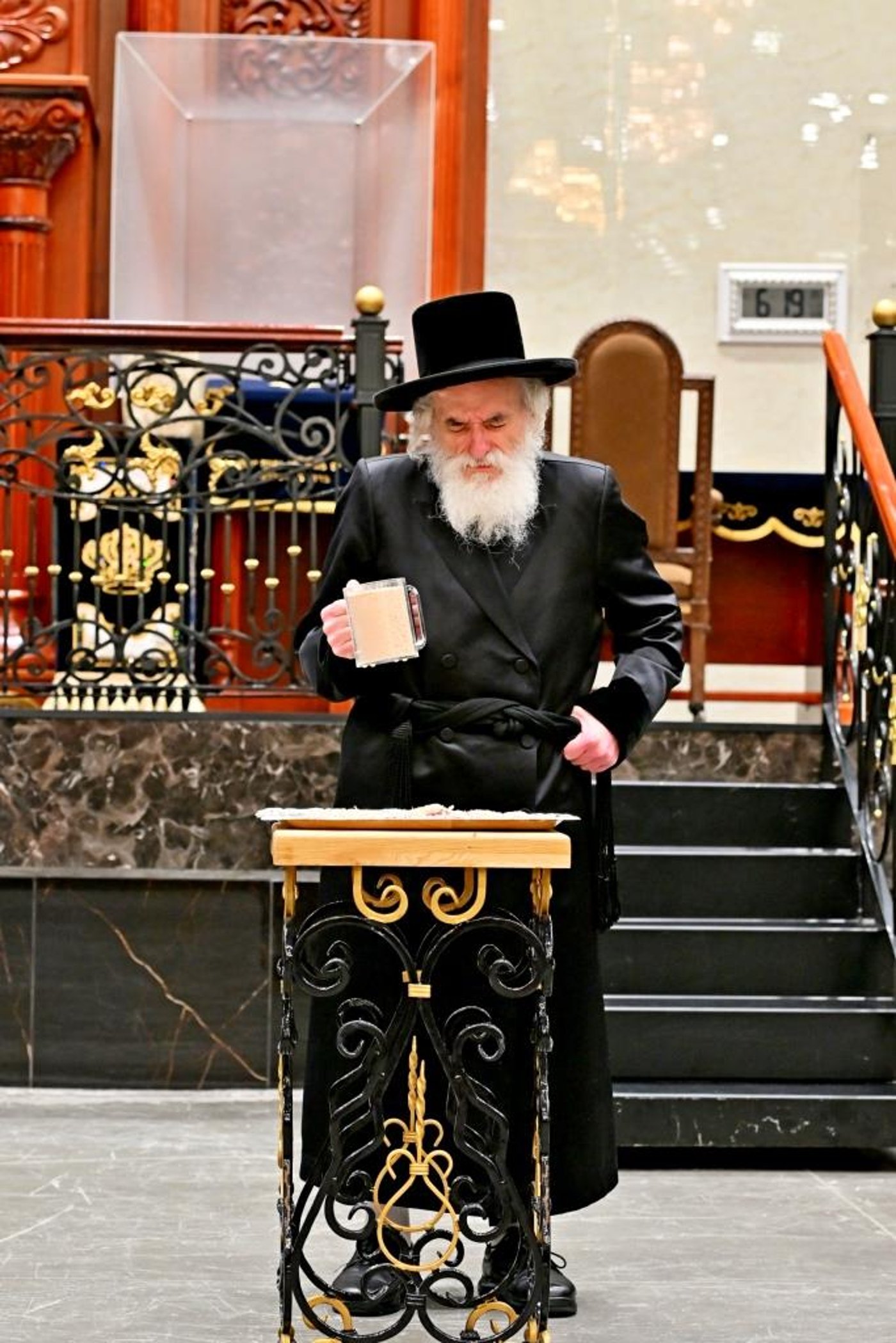 ערב ומוצאי יום הכיפורים בחצר הקודש ויז'ניץ
