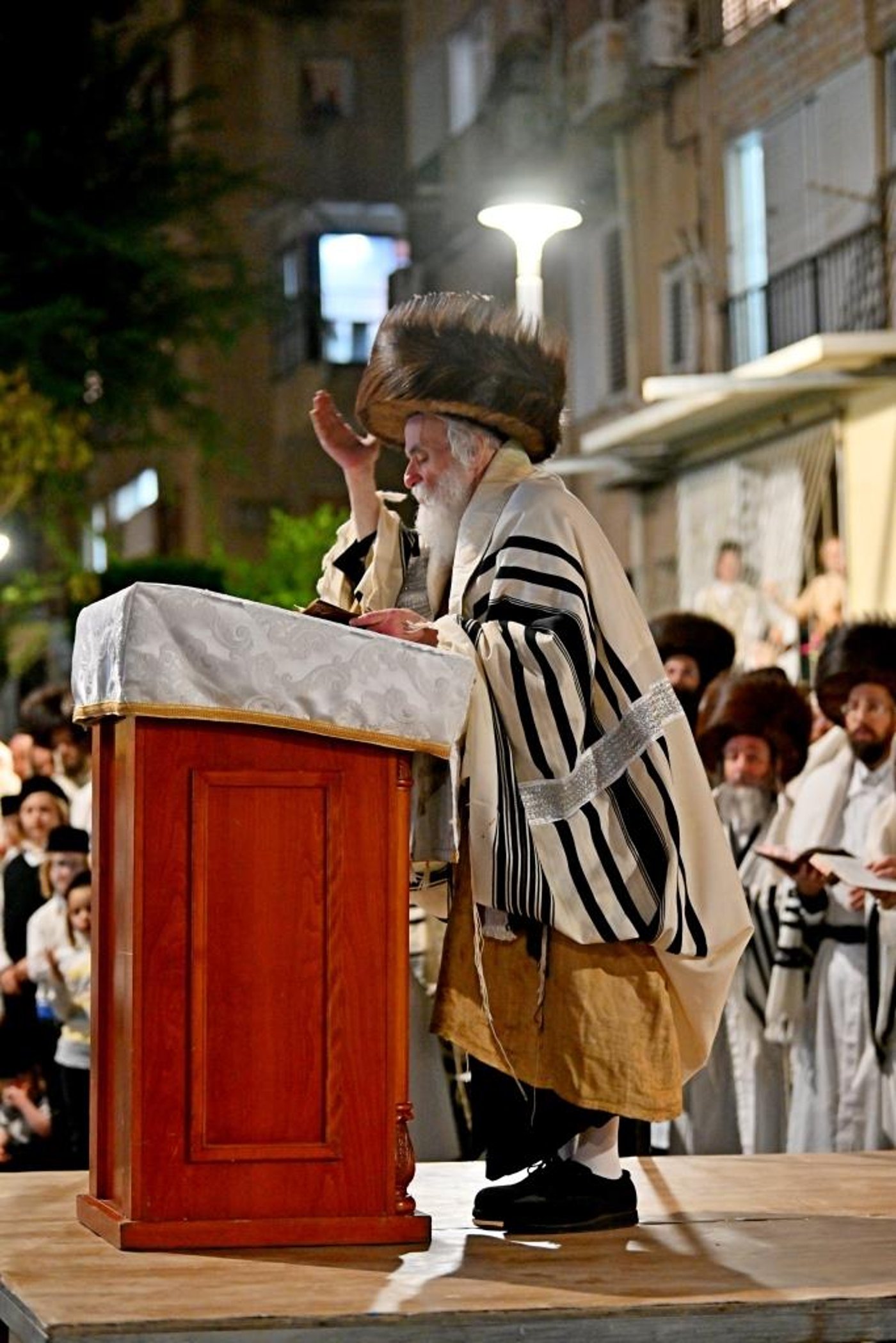 ערב ומוצאי יום הכיפורים בחצר הקודש ויז'ניץ
