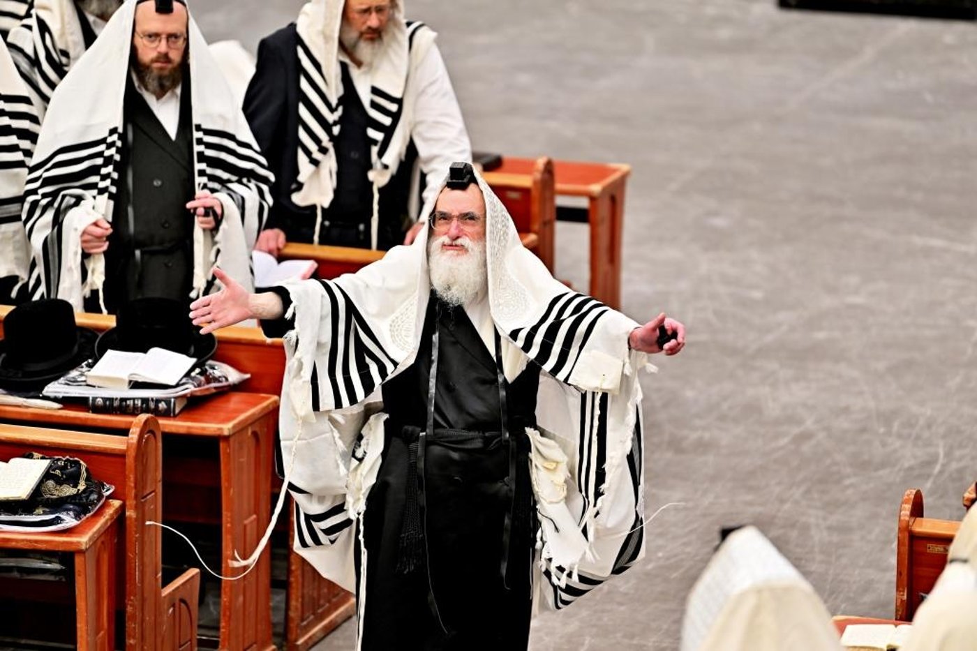ערב ומוצאי יום הכיפורים בחצר הקודש ויז'ניץ