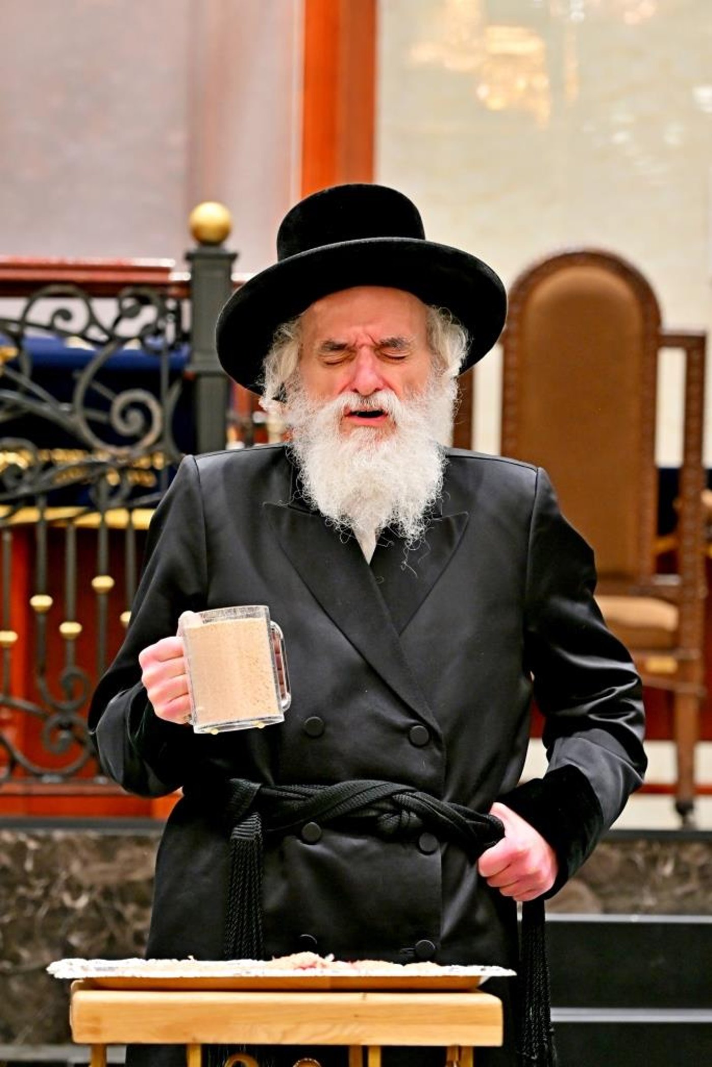 ערב ומוצאי יום הכיפורים בחצר הקודש ויז'ניץ