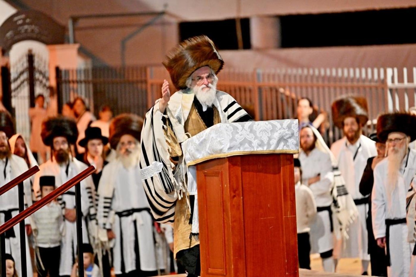 ערב ומוצאי יום הכיפורים בחצר הקודש ויז'ניץ