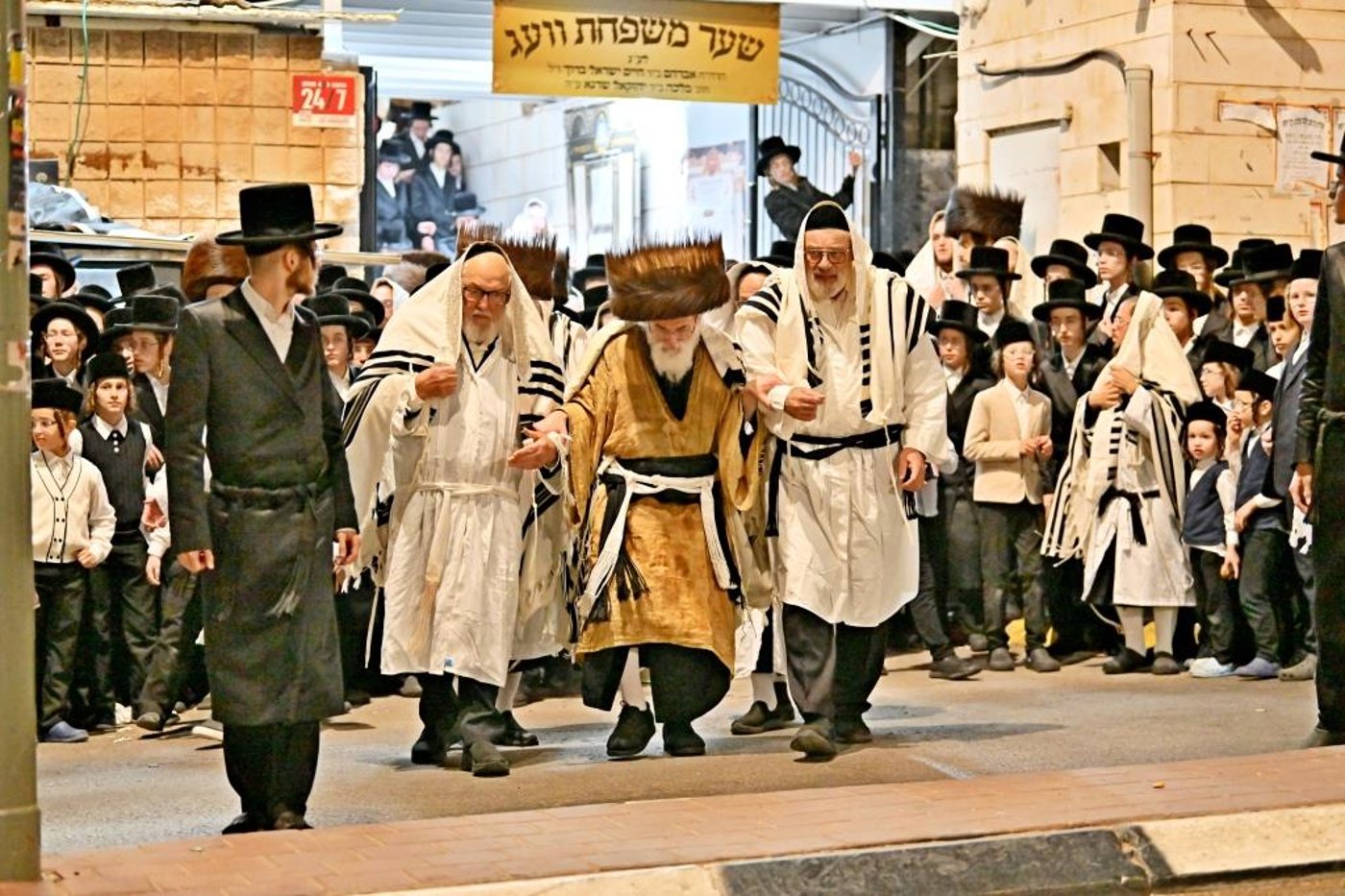 ערב ומוצאי יום הכיפורים בחצר הקודש ויז'ניץ