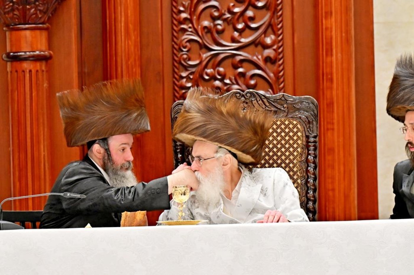ערב ומוצאי יום הכיפורים בחצר הקודש ויז'ניץ