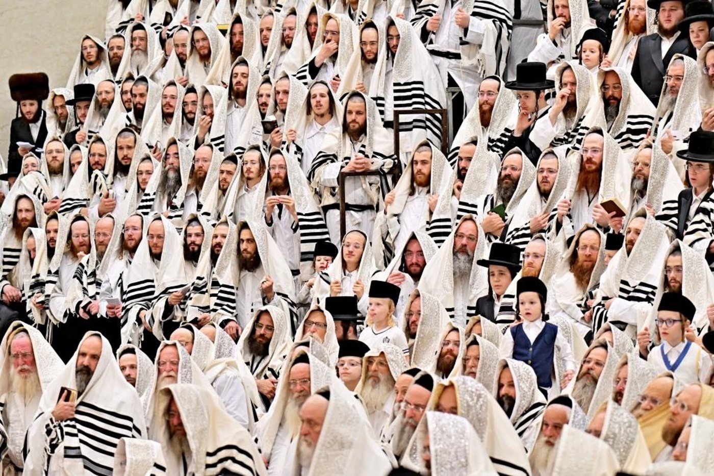 ערב ומוצאי יום הכיפורים בחצר הקודש ויז'ניץ