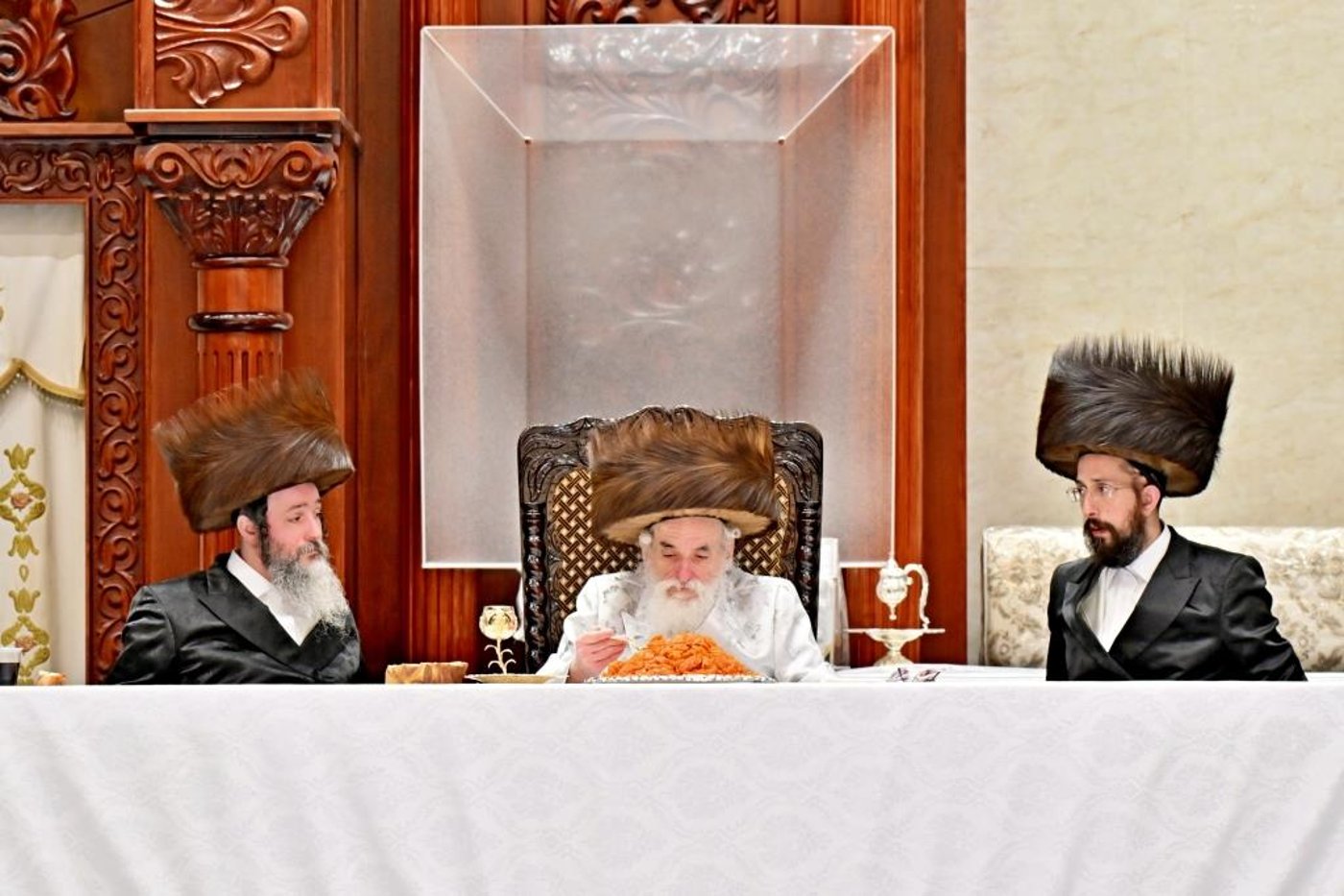 ערב ומוצאי יום הכיפורים בחצר הקודש ויז'ניץ