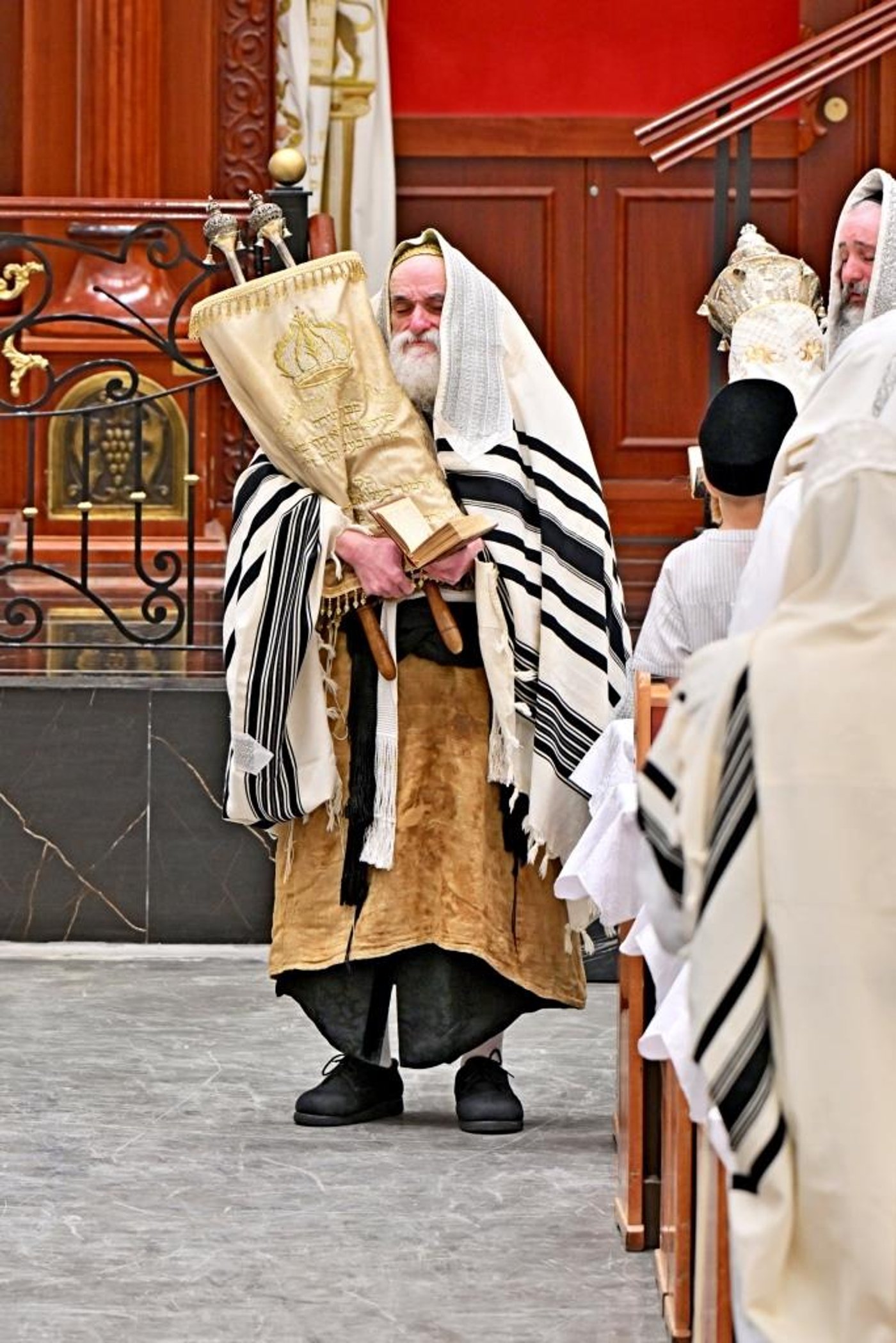 ערב ומוצאי יום הכיפורים בחצר הקודש ויז'ניץ