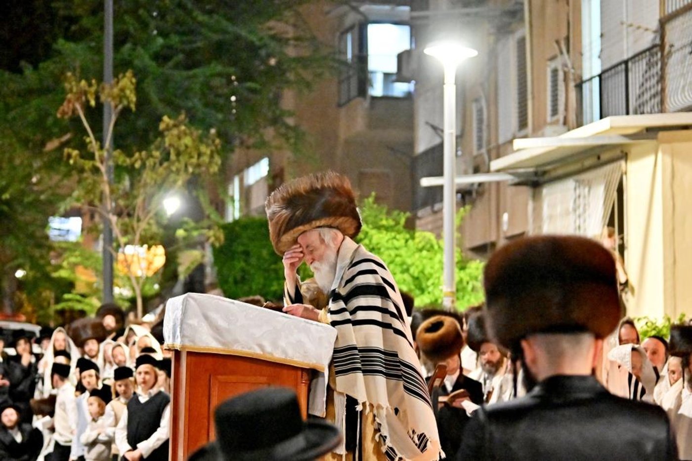 ערב ומוצאי יום הכיפורים בחצר הקודש ויז'ניץ