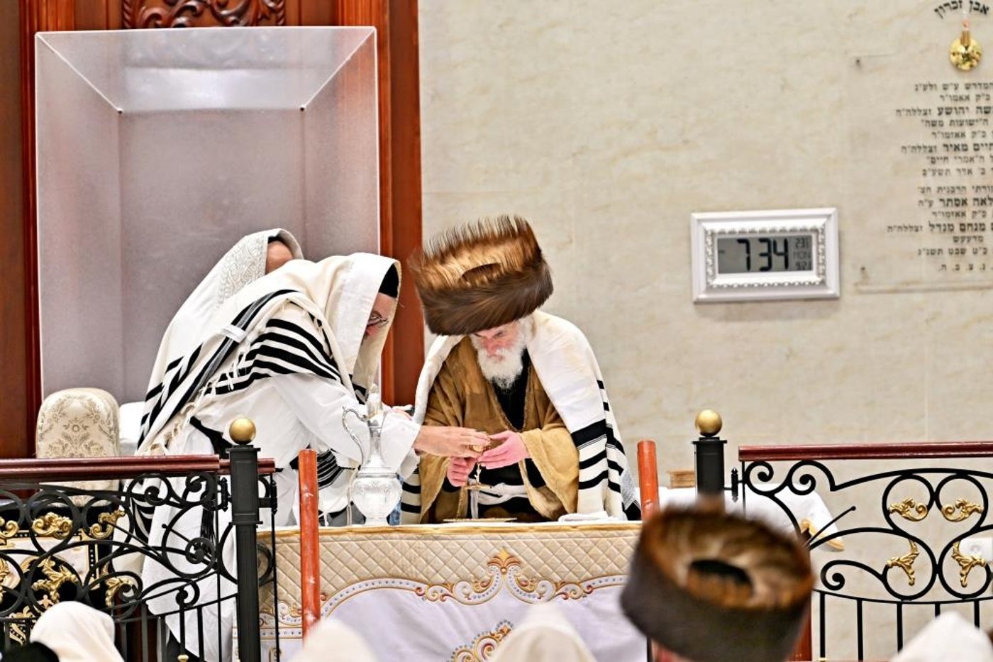 ערב ומוצאי יום הכיפורים בחצר הקודש ויז'ניץ