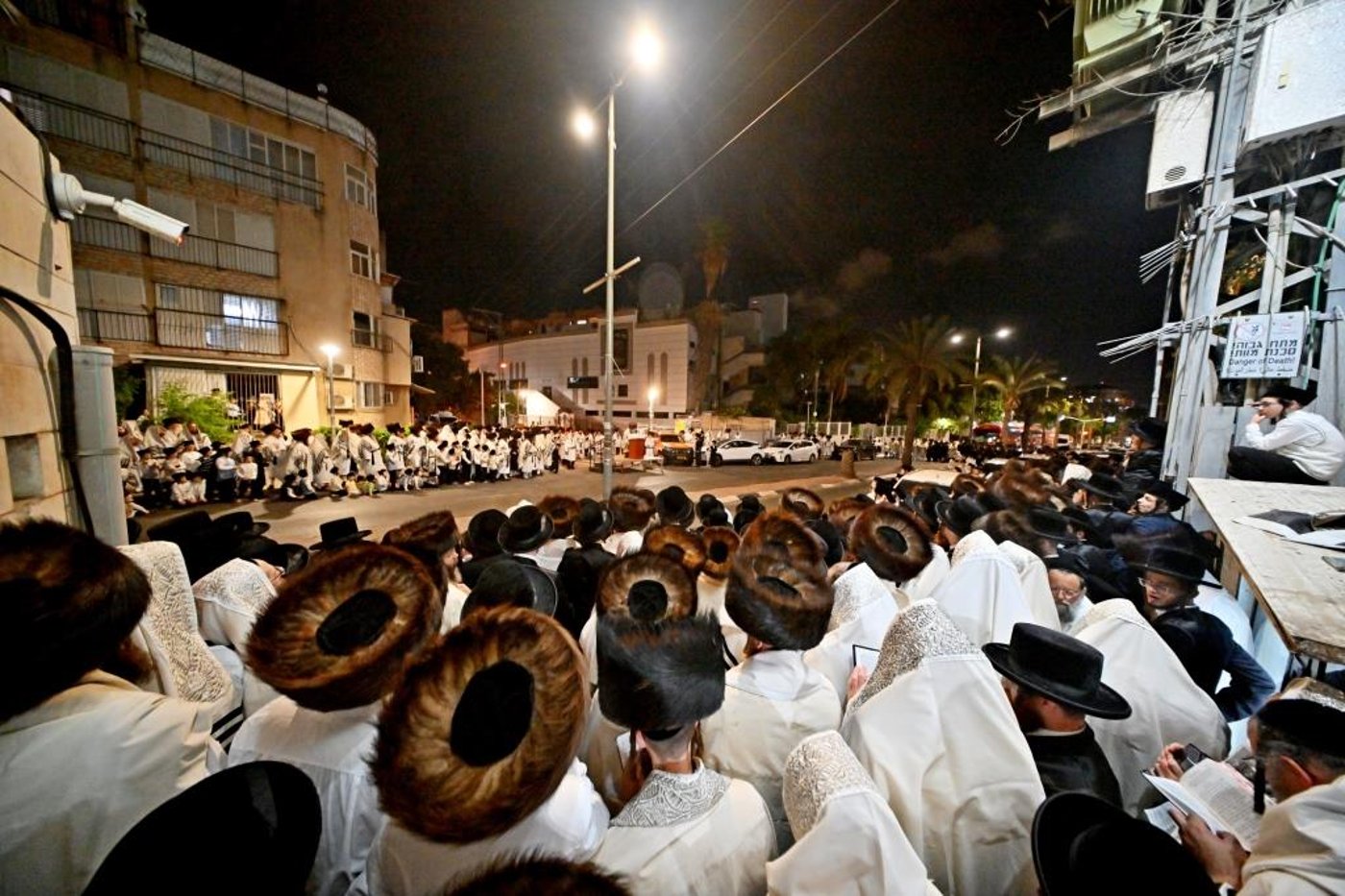 ערב ומוצאי יום הכיפורים בחצר הקודש ויז'ניץ