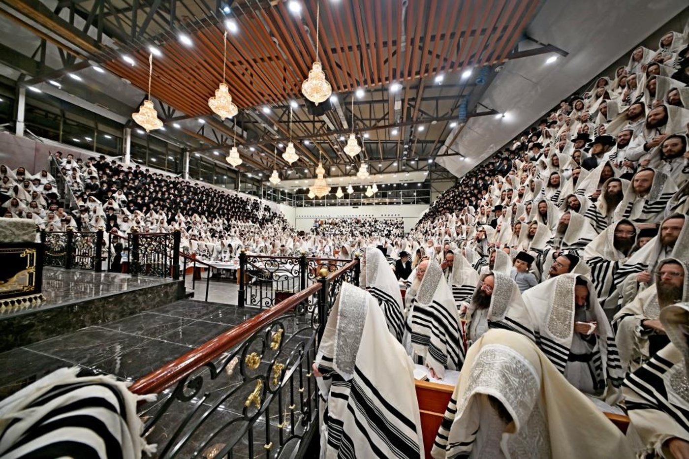 ערב ומוצאי יום הכיפורים בחצר הקודש ויז'ניץ