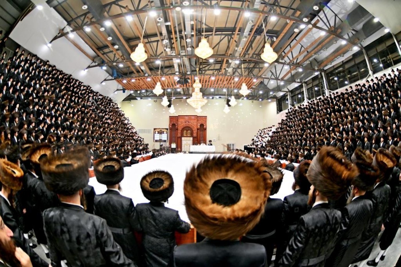ערב ומוצאי יום הכיפורים בחצר הקודש ויז'ניץ