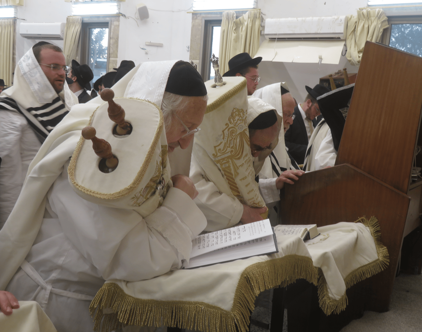מוצאי יום כיפור במעונו של הגאון רבי אריה לוי שליט"א | צילום: באדיבות המצלם