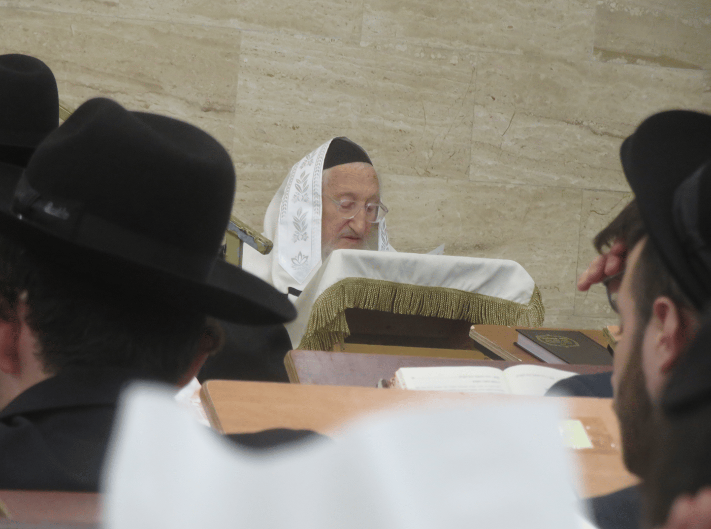 מוצאי יום כיפור במעונו של הגאון רבי אריה לוי שליט"א | צילום: באדיבות המצלם