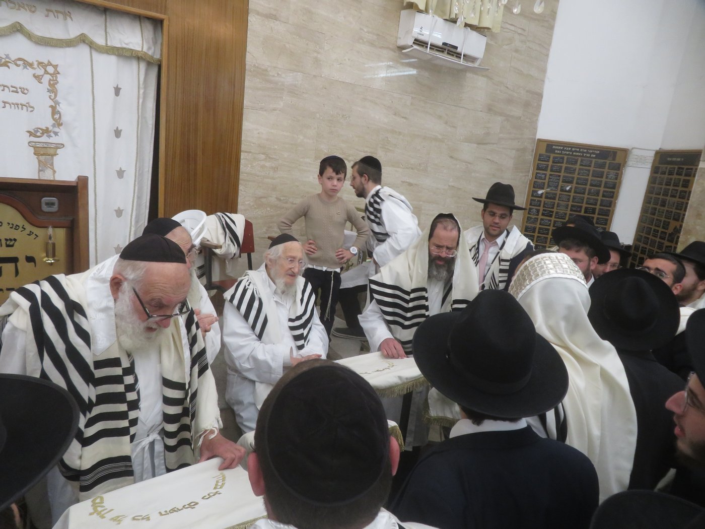 מוצאי יום כיפור במעונו של הגאון רבי אריה לוי שליט"א | צילום: באדיבות המצלם