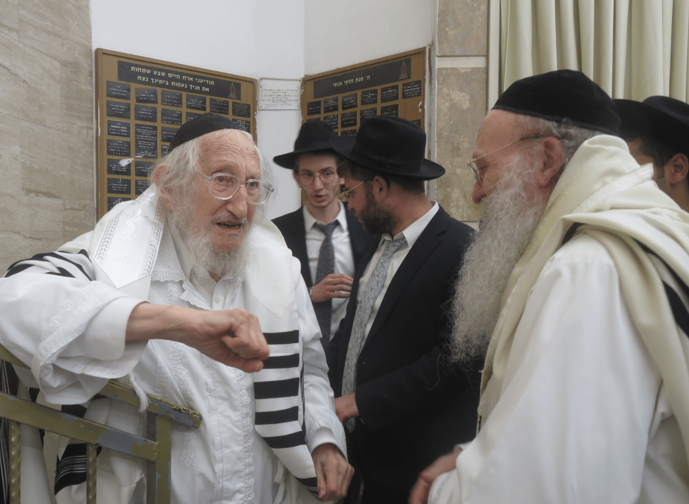 מוצאי יום כיפור במעונו של הגאון רבי אריה לוי שליט"א | צילום: באדיבות המצלם