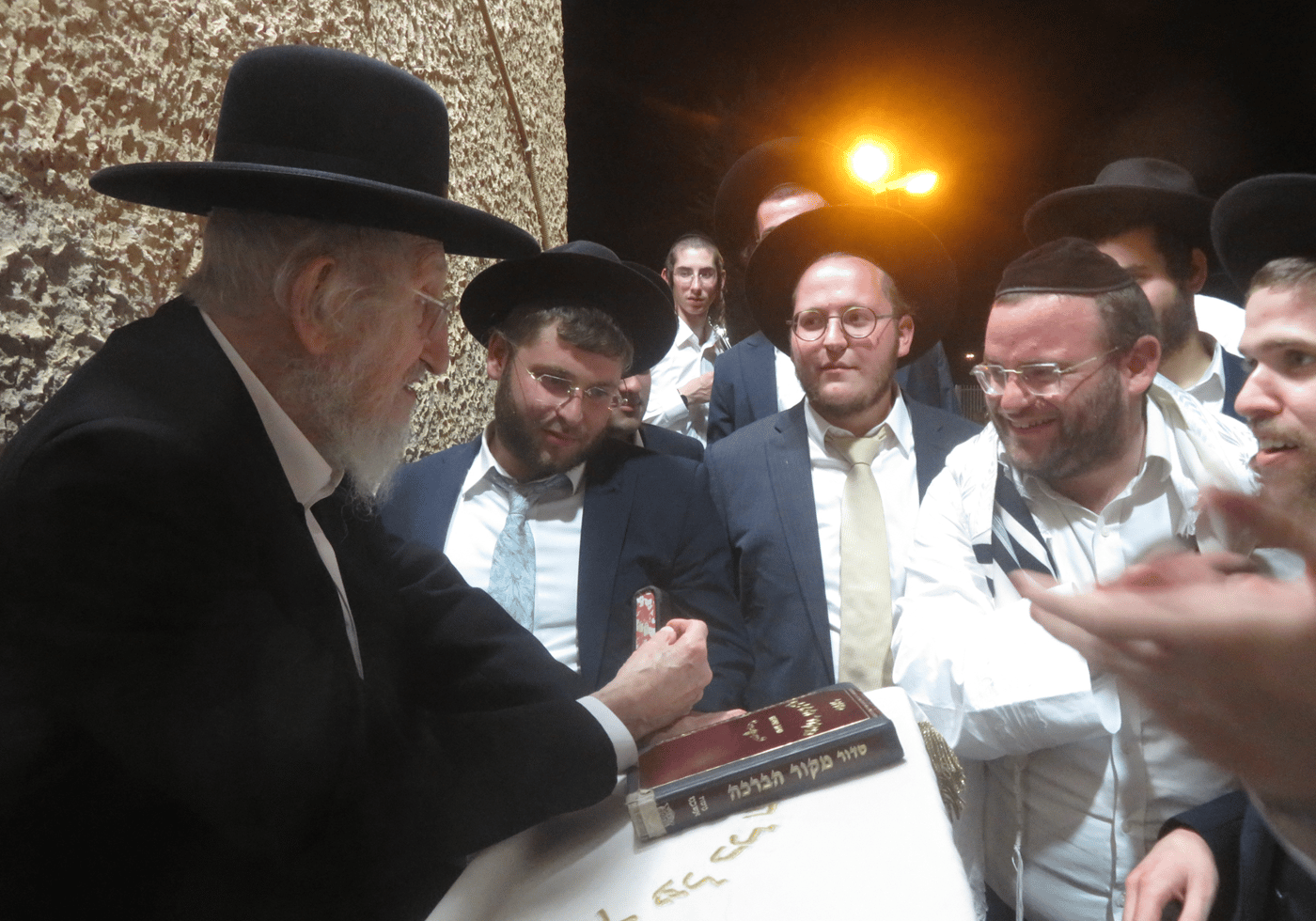 מוצאי יום כיפור במעונו של הגאון רבי אריה לוי שליט"א | צילום: באדיבות המצלם
