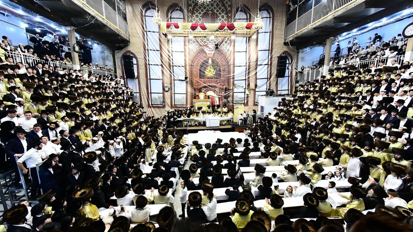 האדמו"ר מתולדות אברהם יצחק שליט"א בטיש מוצאי יום כיפור