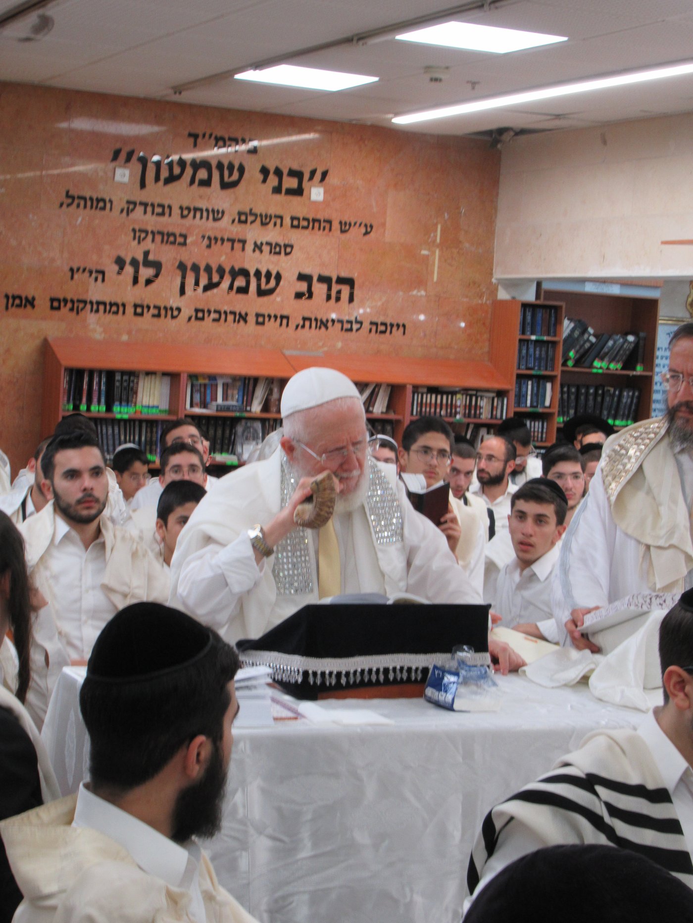 מוצאי יום הכיפורים בישיבת כסא רחמים | צילום: מושיק ובני כ.