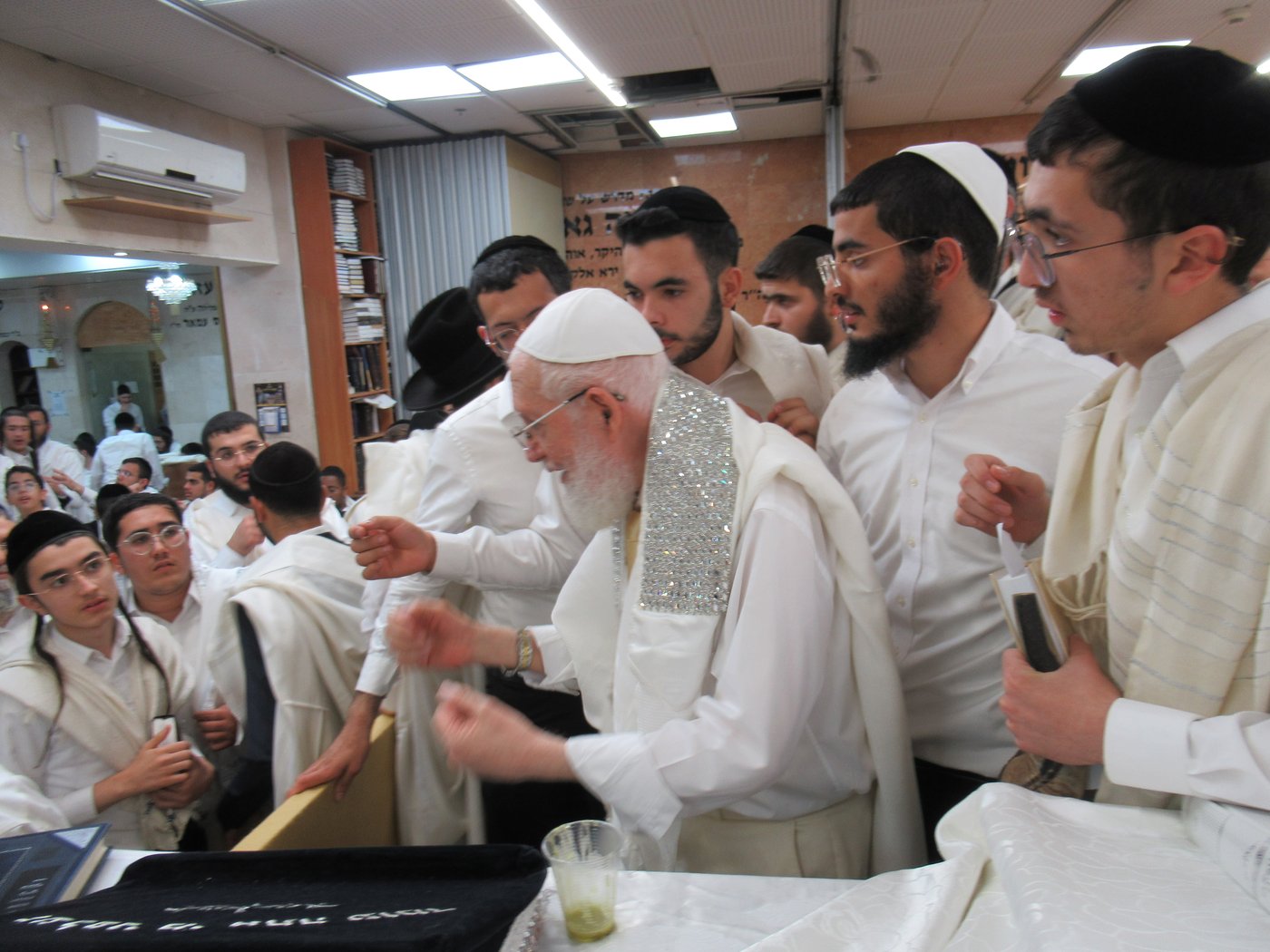 מוצאי יום הכיפורים בישיבת כסא רחמים | צילום: מושיק ובני כ.