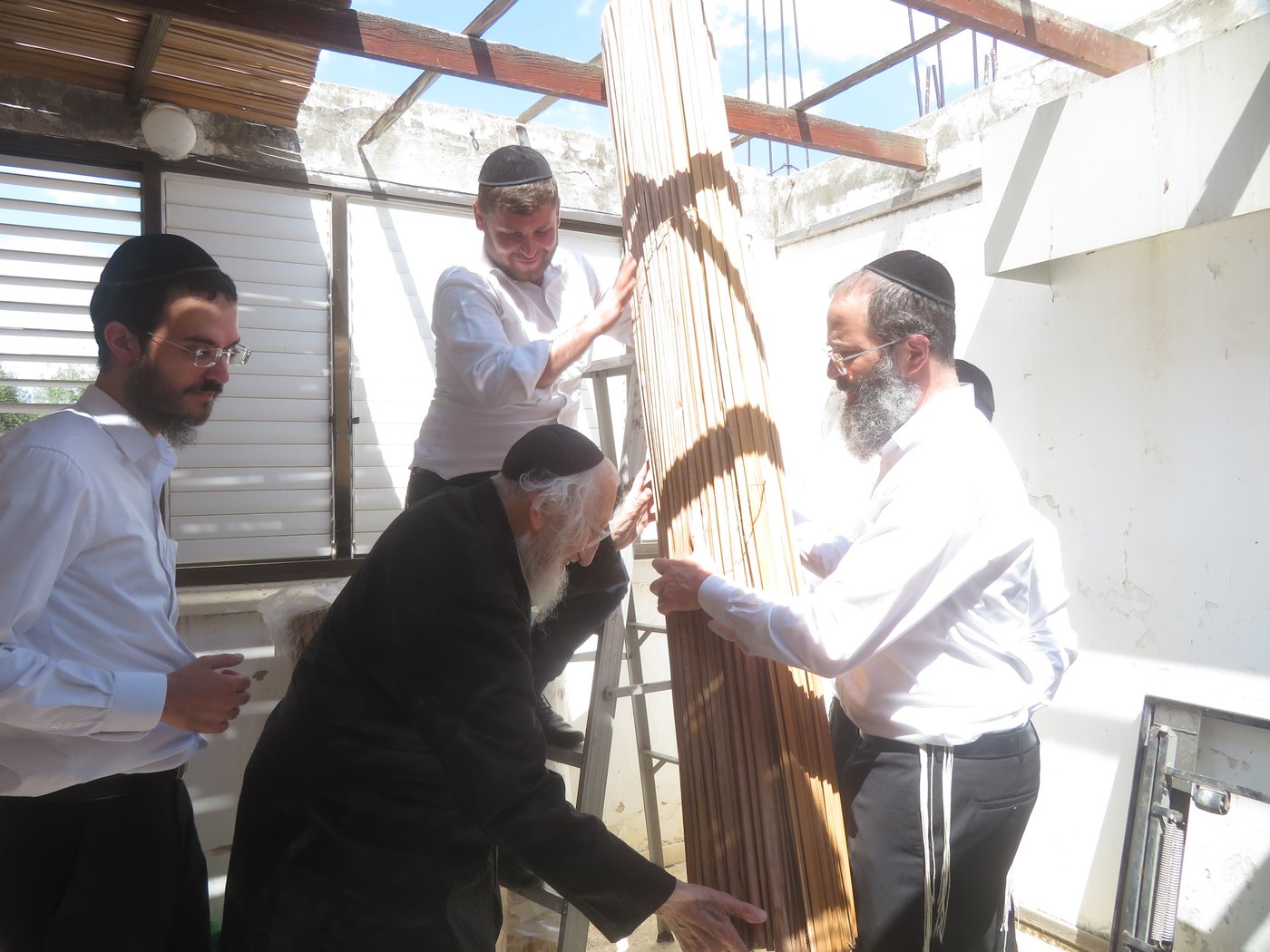 ערב סוכות במעונו של הגאון רבי אריה לוי שליט"א | צילום: באדיבות המצלם