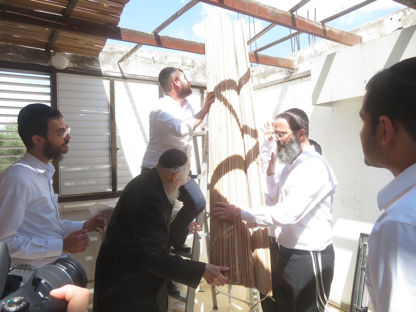 ערב סוכות במעונו של הגאון רבי אריה לוי שליט"א | צילום: באדיבות המצלם