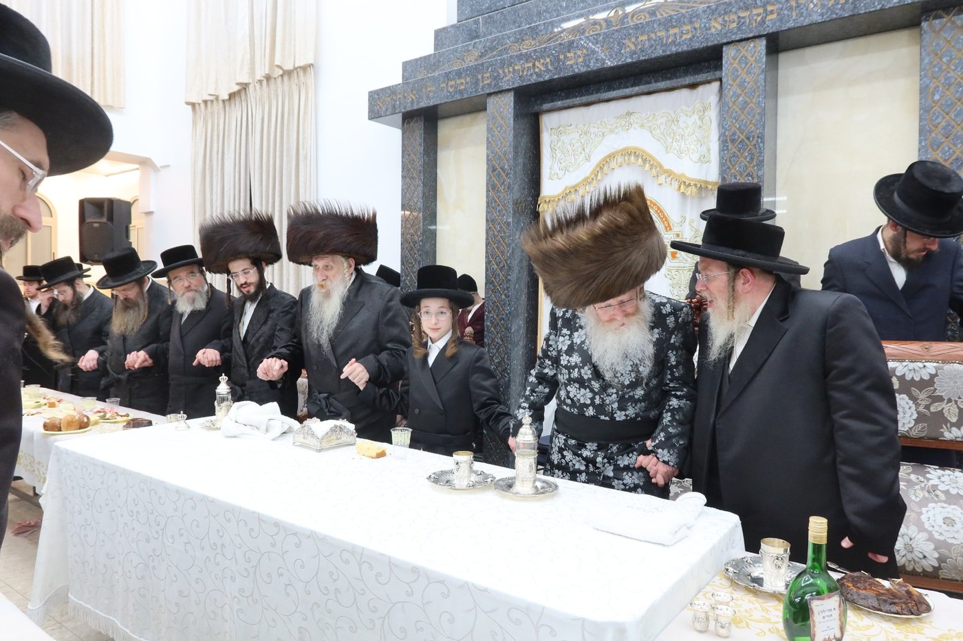 שמחת בר המצווה בטשארנאביל - קרעטשניף קריית גת | צילום: א. שטול, מהנעשה והנשמע