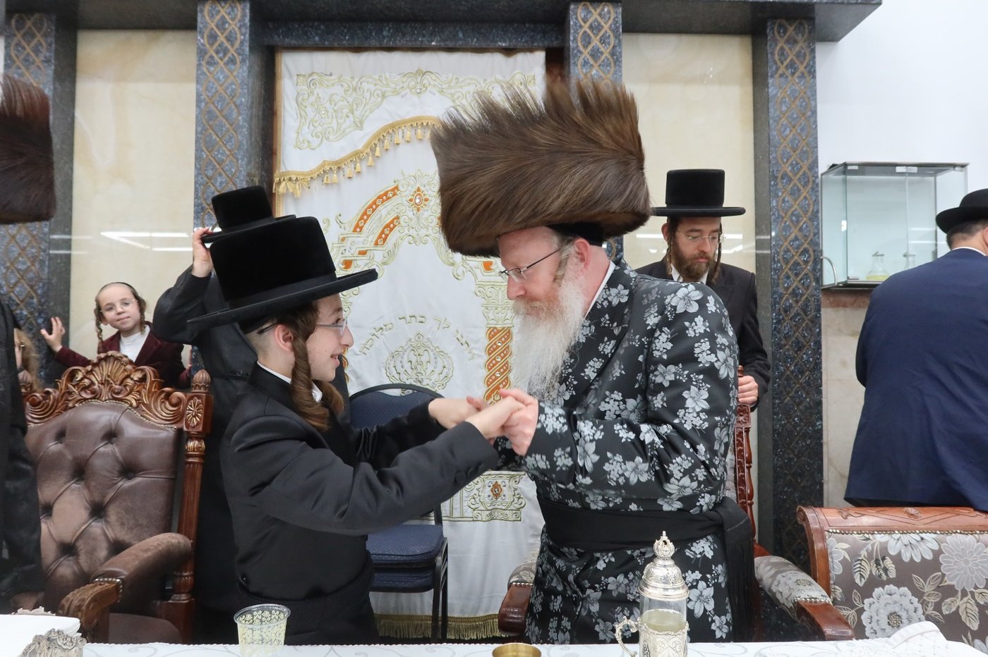 שמחת בר המצווה בטשארנאביל - קרעטשניף קריית גת | צילום: א. שטול, מהנעשה והנשמע