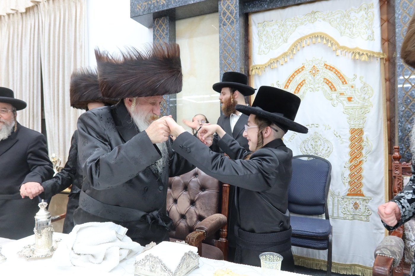 שמחת בר המצווה בטשארנאביל - קרעטשניף קריית גת | צילום: א. שטול, מהנעשה והנשמע