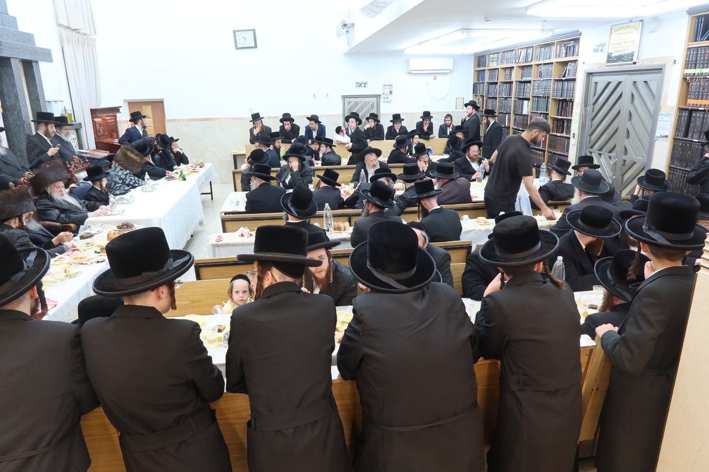 שמחת בר המצווה בטשארנאביל - קרעטשניף קריית גת | צילום: א. שטול, מהנעשה והנשמע