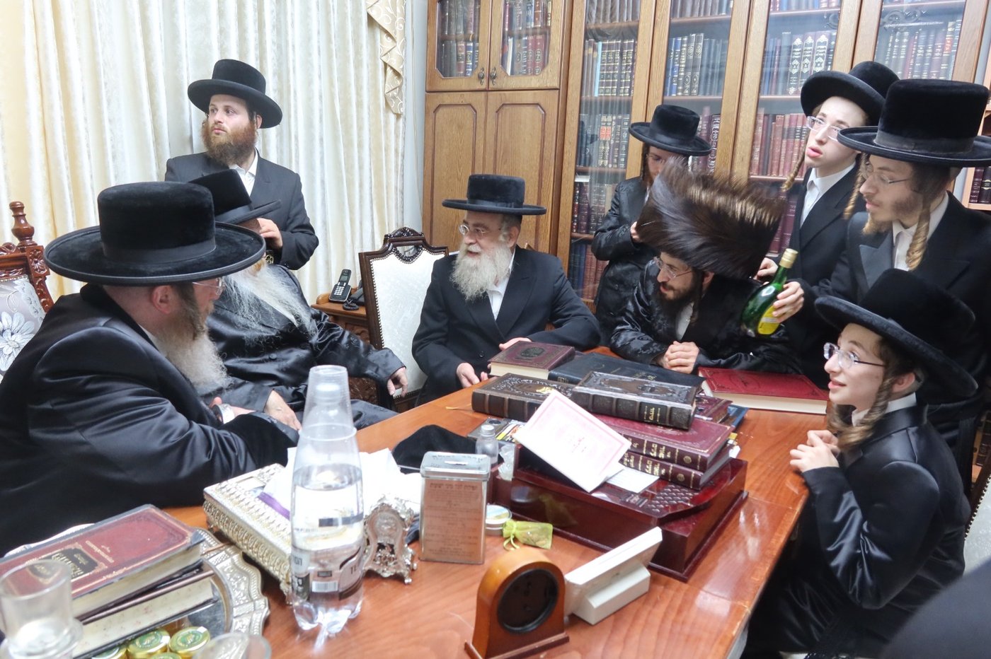 שמחת בר המצווה בטשארנאביל - קרעטשניף קריית גת | צילום: א. שטול, מהנעשה והנשמע